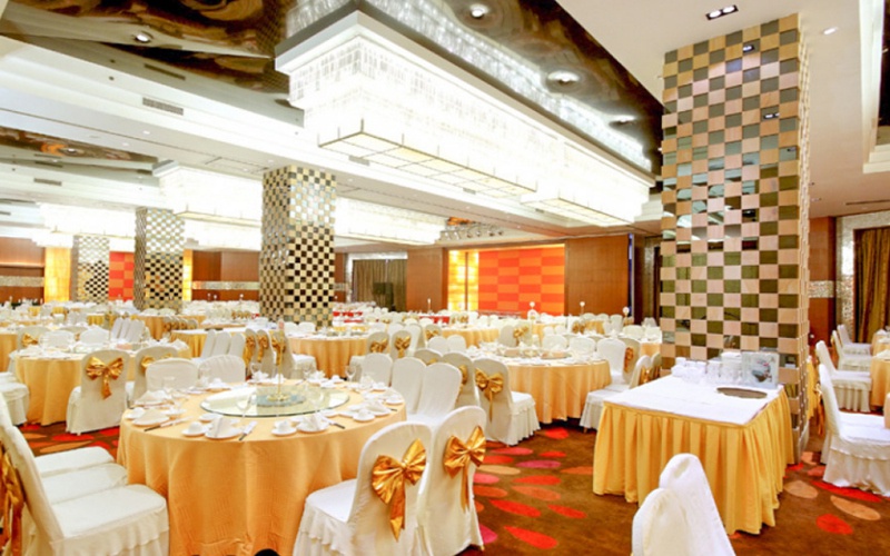 宴会厅 [ 最大48桌 · 高6.0m · 4个柱子 · 长方形 ·  ]
